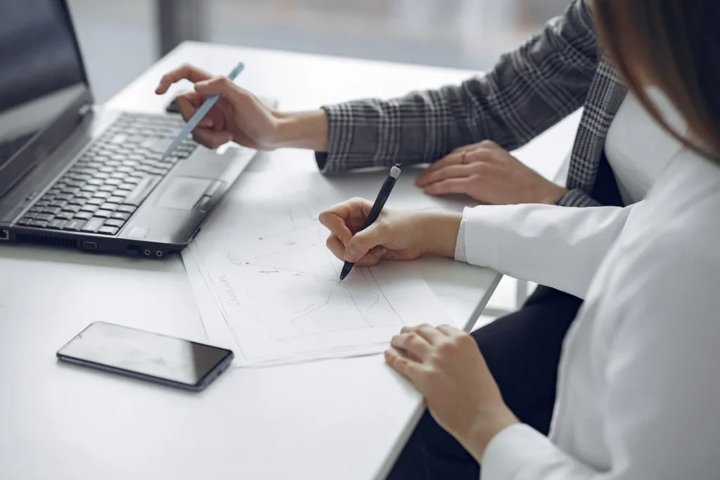 Thông thường, doanh nghiệp sẽ có nhu cầu với 2 dạng tư vấn: Consulting theo từng dự án riêng lẻ và Coaching cho khối nhân sự.